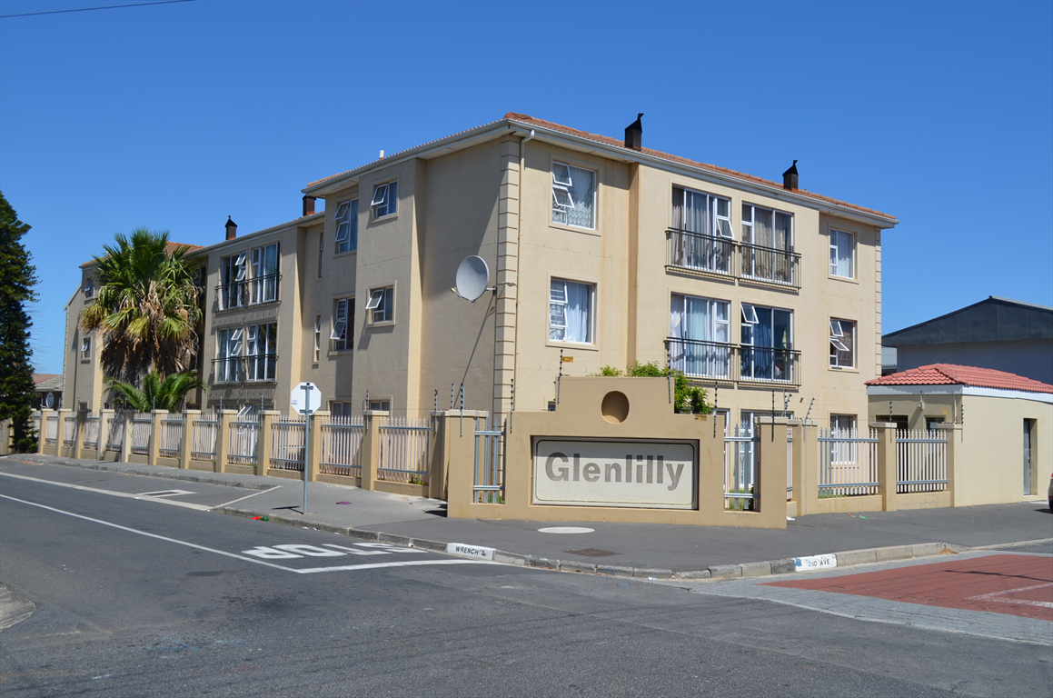 Make that call today, to view this modern ground floor unit in Parow, consisting of the following: 2 bedrooms, open plan kitchen with fitted stove, lo ...