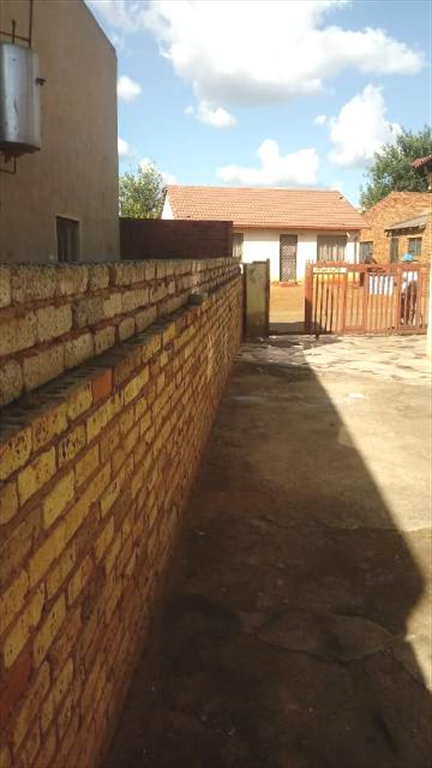 If you are looking for a place to call home, here I present to you this neat property in Vosloorus (East Rand). R1 400 000

This property is suitabl ...