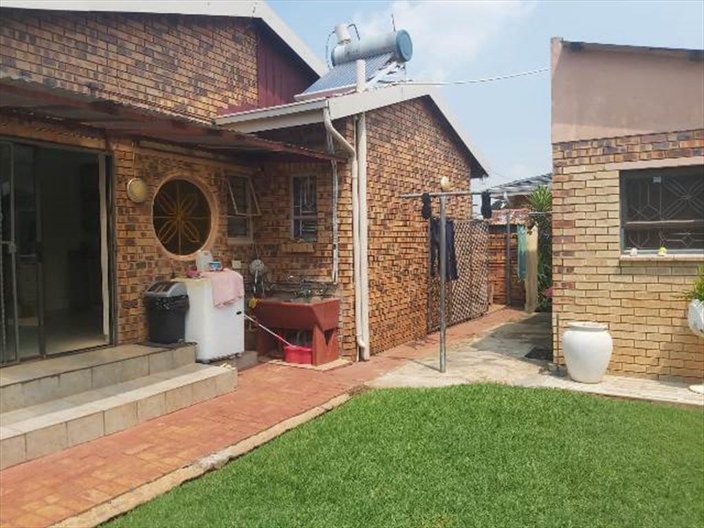 4 Bedroom House for sale Lenasia Ext 6