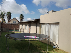 family home with swimming pool and lapahouse for House in Sophiatown Johannesburg - Family Home with swimming pool and lapa